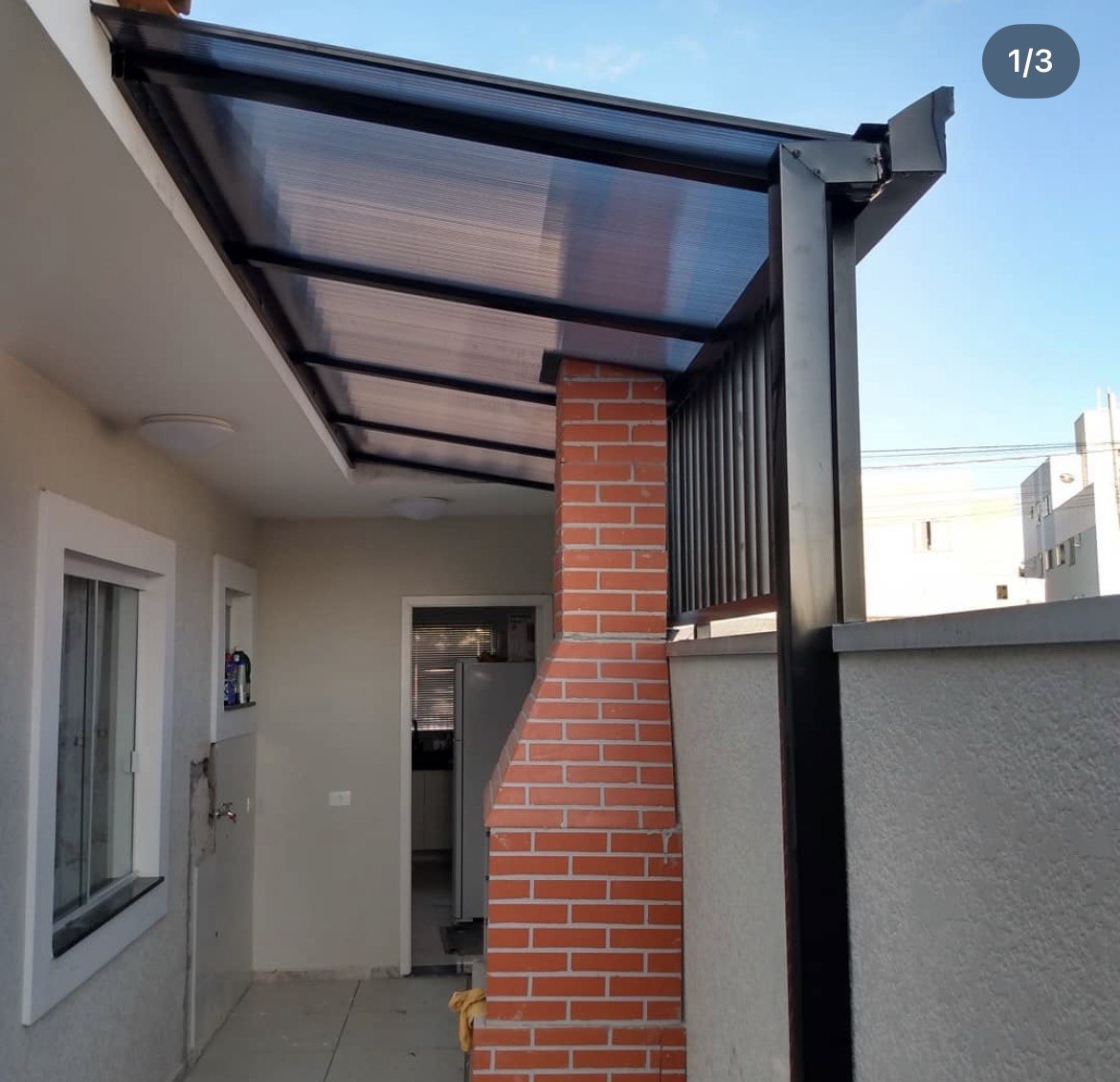 Cobertura com estrutura de metal instalada em área residencial